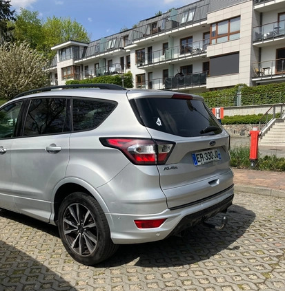 Ford Kuga cena 63000 przebieg: 105000, rok produkcji 2017 z Sopot małe 254